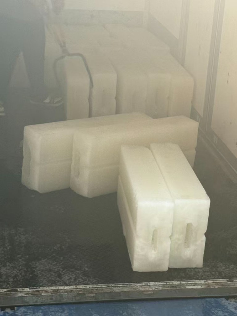 工业冰块配送装车实拍