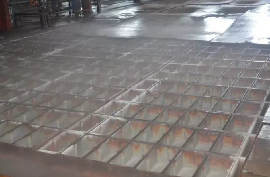 杭州冰工厂制冰池 - 制冰模整齐排列在零下18度盐水池中
